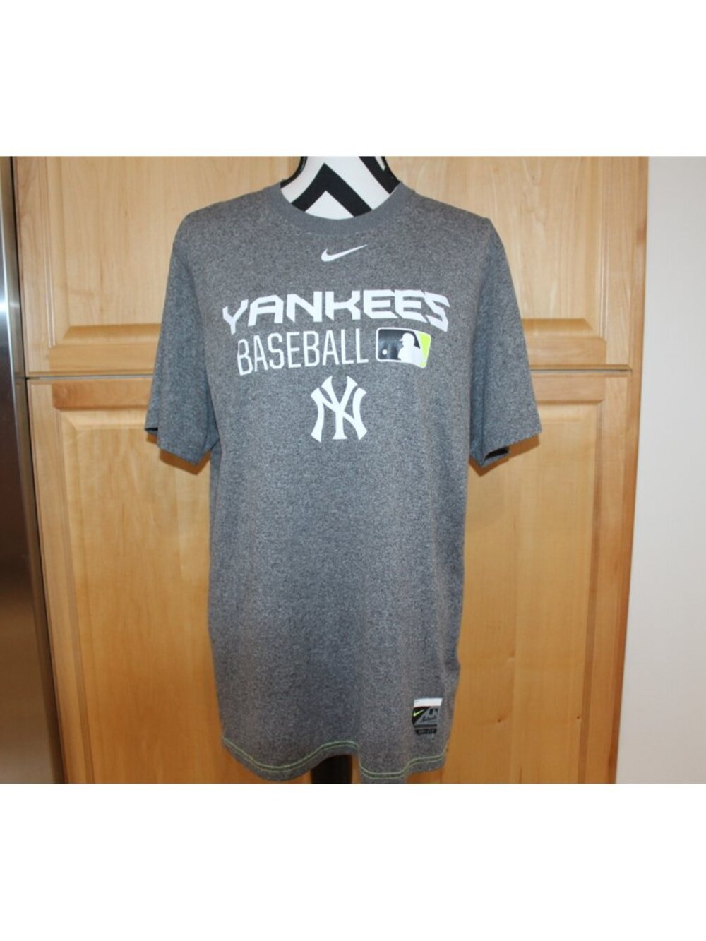Vintage New York Yankees Nike Graphic Print T-Shirt Gray SS Size Medium